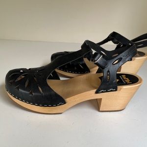 Swedish Hasbeens Toffel Black Leather Cut Out Clogs (41)